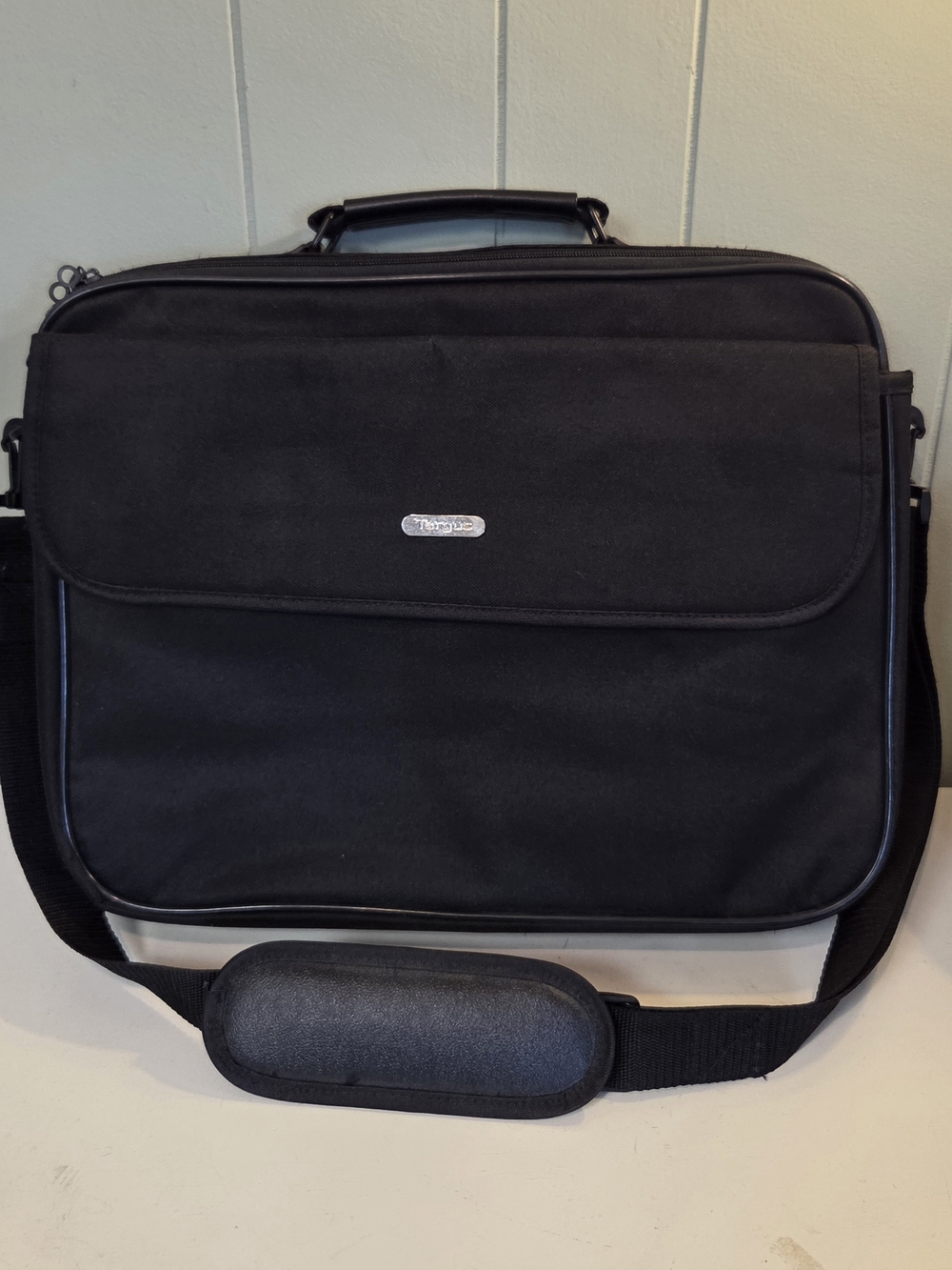 Targus Black Laptop Messenger Bag - Professional Carrying Case